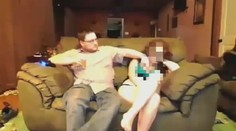 Muž vyzliekol svoju manželku donaha a vysielal to v priamom prenose