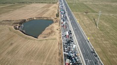 Obrovská reťazová nehoda na moste v Číne: V hmle sa zrazili stovky vozidiel, hlásia najmenej jednu obeť