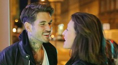 Priateľ Vicy Kerekes na výstave erotických pomôcok. Bozkával cudziu ženu