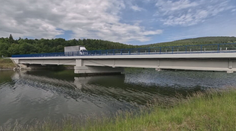 Vynovili ho za státisíce a nevydržal ani dva roky. Zvažuje sa výstavba úplne nového mosta v Podvaží