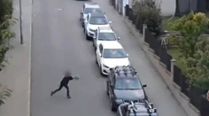 VIDEO: Opitá žena v Brne demolovala autá. Robila tak s propán-butánovou fľašou