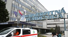 Poplach v košickej nemocnici. Pacient sa mal na personál zaháňať palicou, dôvodom vraj bola prosba nasadiť si rúško