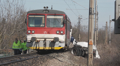 Horel takmer celý vlak. Z detailov zrážky pri Nových Zámkoch mrazí