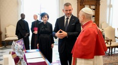 FOTO: Prezident na audiencii u pápeža. Pozval ho na Slovensko a odovzdal dary