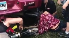 Mladá žena zažila muky. Hlava jej uviazla vo výfuku kamióna