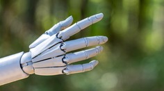 Známe osobnosti a odborníci z celého sveta požadujú zastavenie vývoja AI. Obávajú sa, že ľudstvo pre ňu vyhynie