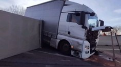 Polícia pokutovala desiatky vodičov, ktorí si na mobil nakrúcali prevrátený kamión na D1