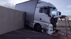 Polícia pokutovala desiatky vodičov, ktorí si na mobil nakrúcali prevrátený kamión na D1