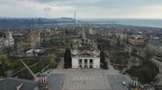 Pôvodné odhady boli ďaleko od pravdy. Dôkazy naznačujú, že pri útoku na divadlo v Mariupole zahynulo až takmer 600 ľudí