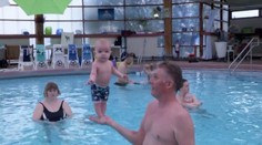 Terapeut vyráža mamičkám dych. Trojmesačné bábätká dokážu v jeho rukách zázraky