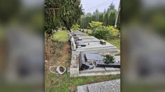 FOTO: Smutný pohľad na cintoríne vo Vrútkach. Niekto poškodil 58 pomníkov