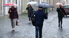 Sychravo, hmly a teploty až do 11 stupňov. Bez dáždnika z domu radšej nevychádzajte