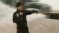Šokujúci moment počas živého vysielania. Redaktora zasypal sneh