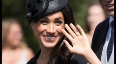 Ups! Meghan Markle ukázala, čo skrýva pod oblečením