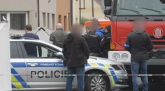 ČR: V Moste sa na ulici pohádali dvaja muži. Jeden chcel bodnúť druhého, no nožom pritom zasiahol a usmrtil dieťa
