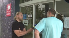 Zdravotník, ktorý vytiahol z košickej nemocnice muža s barlami, má zákaz rozprávať. Napokon prehovoril