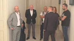 Pokračuje súd s policajtom, ktorý dal na chate v Čifároch nainštalovať kameru. Zachytila aj stretnutia politikov