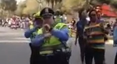 Tento policajt všetkým vyrazil dych. Predviedol ladné tanečné kreácie