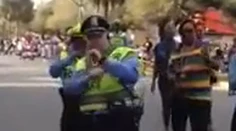 Tento policajt všetkým vyrazil dych. Predviedol ladné tanečné kreácie