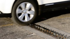 Polícia naháňala 75-ročnú vodičku. Pri dramatickej jazde prešla sedemkrát cez kovové pásy s hrotmi