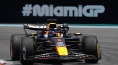 Max Verstappen ovládol v Miami aj kvalifikáciu a vyrovnal sa Prostovi. Pokúsi sa o triple