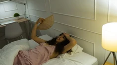 Horúčavy kradnú spánok. Odborníci radia, čo robiť, keď sa v noci prehadzujete