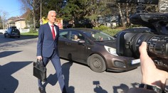 Ján Ferenčák vypovedá na polícii. Vypočúvajú ho k prípadu zaistenia jeho pozemkov aj videu z garáže