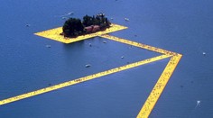 Taliansky umelec sprístupnil plávajúce móla na jazere Iseo