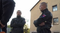 Dvaja policajní hrdinovia zachránili život trojročnému dievčatku