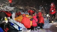 Rakúsky lyžiar prežil pod lavínou päť hodín. Záchranári hovoria o vianočnom zázraku