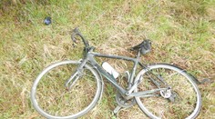 Po vodičovi stále pátrajú. Cyklistku, ktorú zrazil a nechal v tráve pri obci Bajč, čakajú operácie