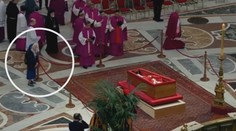 Dojemný moment pri pápežovej rakve. Mníška sa rozplakala, ukázalo sa, že s Františkom boli dlhoroční priatelia