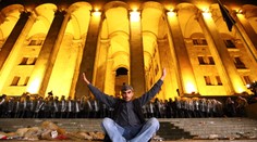 V Gruzínsku opäť protestovali tisíce ľudí, Putin do krajiny zastavil lety