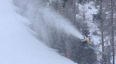 Zima nepovedala posledné slovo. Niektoré strediská opäť zasnežujú a lyžovať chcú do Veľkej noci