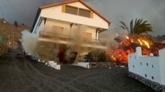 Kamera zachytila moment, ako láva na ostrove La Palma zdemolovala rodinný dom