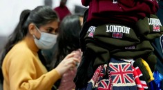 Omikron ukazuje svoju silu. Už druhý deň po sebe zaznamenala Británia rekordný prírastok nakazených