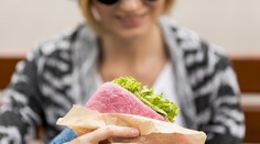 Čo si zabaliť pod zub, keď ideme na výlet do hôr či k vode? Na niektoré potraviny radšej zabudnite