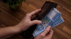 Výplatu mu poslali v eurách namiesto forintov. Presviedča ich, že 90-tisíc vrátiť nevie