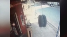 VIDEO: Odtrhnuté koleso z kamióna takmer zrazilo chodca