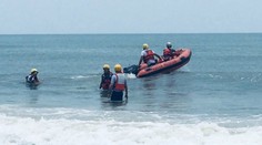 V oceáne zachránili chlapca (8), ktorý tam bol na nafukovačke