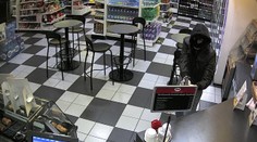 Zmätený lupič odišiel s holým zadkom. Predavačka sa ho nezľakla