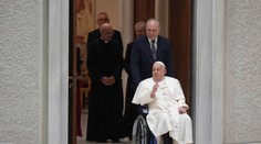 Zdravotný stav pápeža Františka je stabilizovaný. Na prognózy si treba počkať