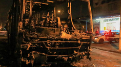 Brazílčania neuniesli prehru. Podpálené autobusy, rabovačka, streľba