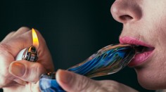 Vedci hľadajú 25-tisíc ľudí, ktorí budú dlhodobo fajčiť marihuanu na vedecké účely