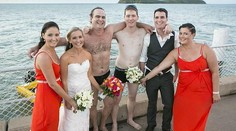 Svadobčania vyzliekli obleky a vrhli sa do mora. Zachránili život rybárovi