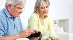 Dôchodky a nemocenské dávky búdu pre sviatky vyplácať skôr. Tu je prehľad