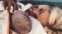 Stochova snúbenica 10 dní po pôrode. Bruško má, akoby nerodila