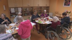 O seniorov sa nemá kto starať, chýbajú opatrovatelia aj sestry. Jedno mesto ich láka na peniaze