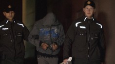 V odpadkoch a výkaloch našli bezvládne telo. Vraždiť mal 18-ročný mladík