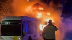 VIDEO: Cesta na zápas Ligy majstrov sa zmenila na drámu. Autobus s fanúšikmi začal horieť
